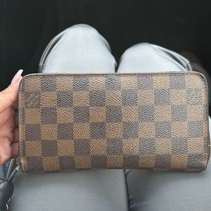 Authentic Louis Vuitton Zippy hand wallet